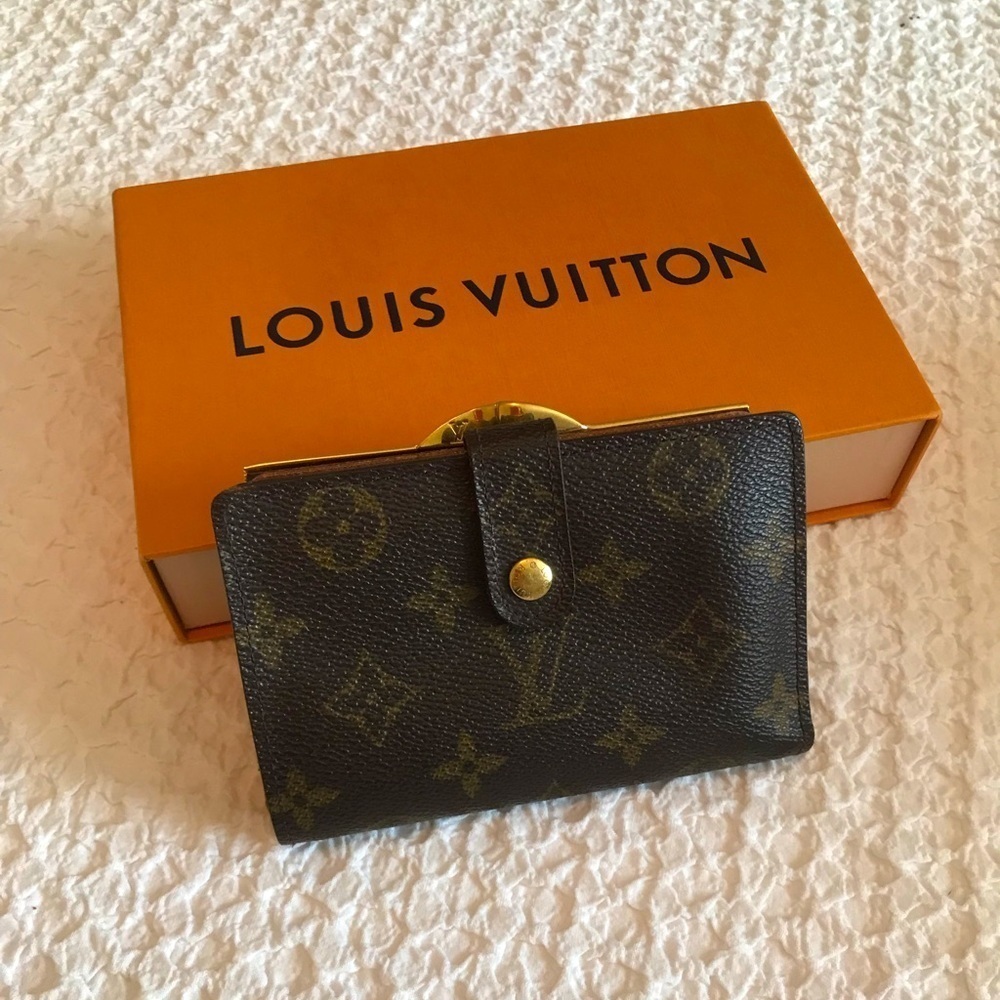 Vintage 1997 Authentic Louis Vuitton Kisslock bifold monogram wallet